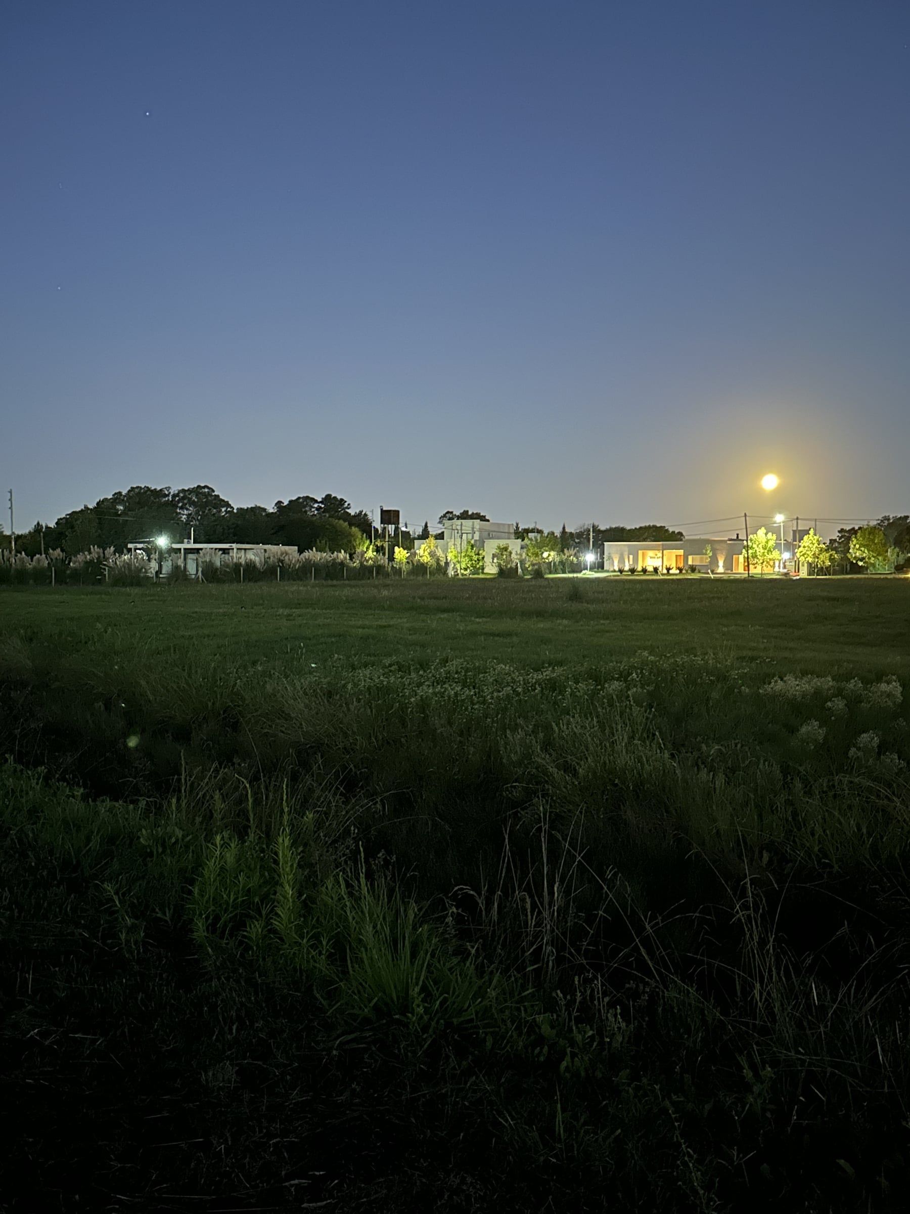 Casas del barrio La Cañada iluminadas de noche
