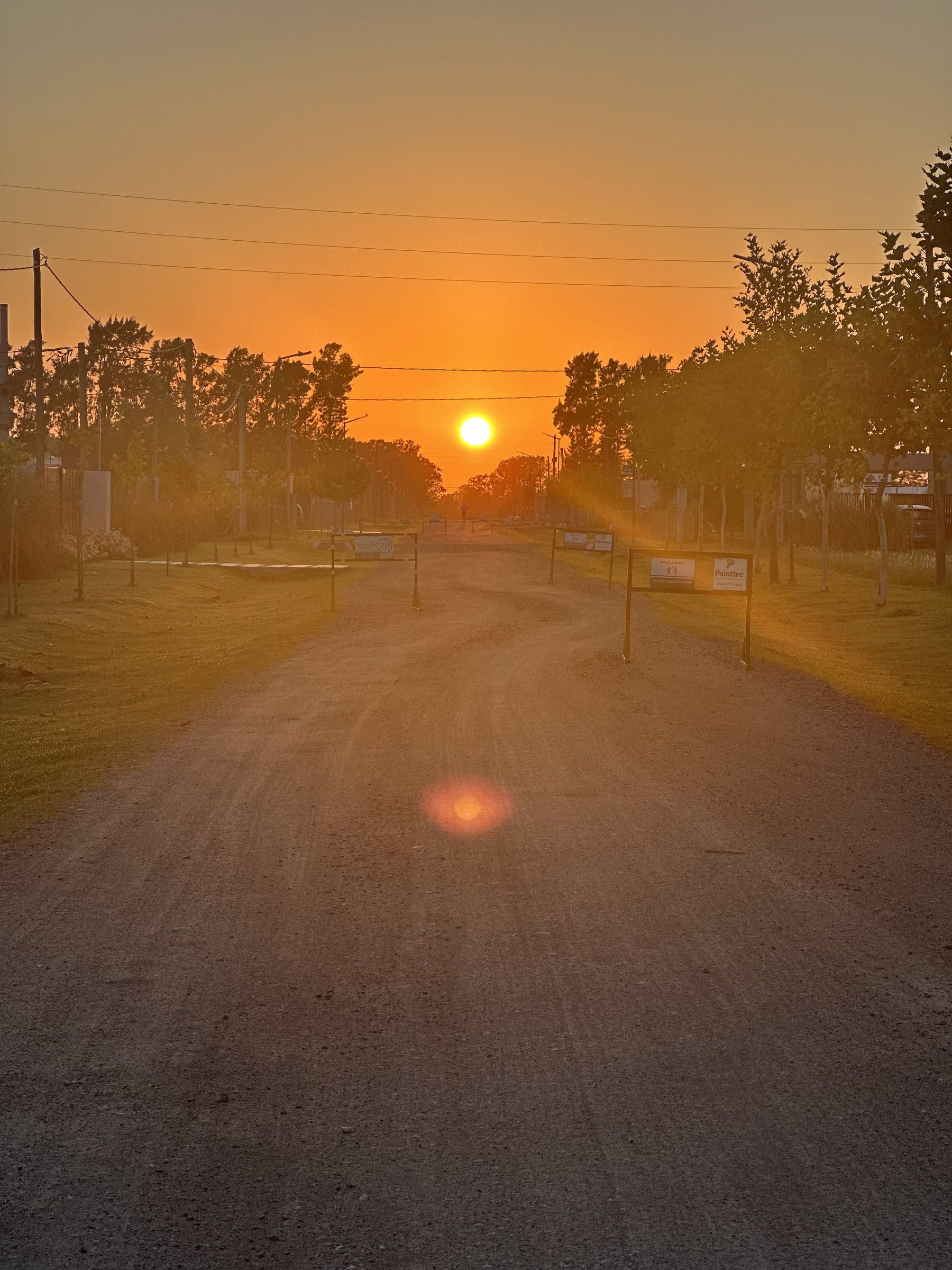 Calle de mejorado al atardecer en el barrio La Cañada, City Bell