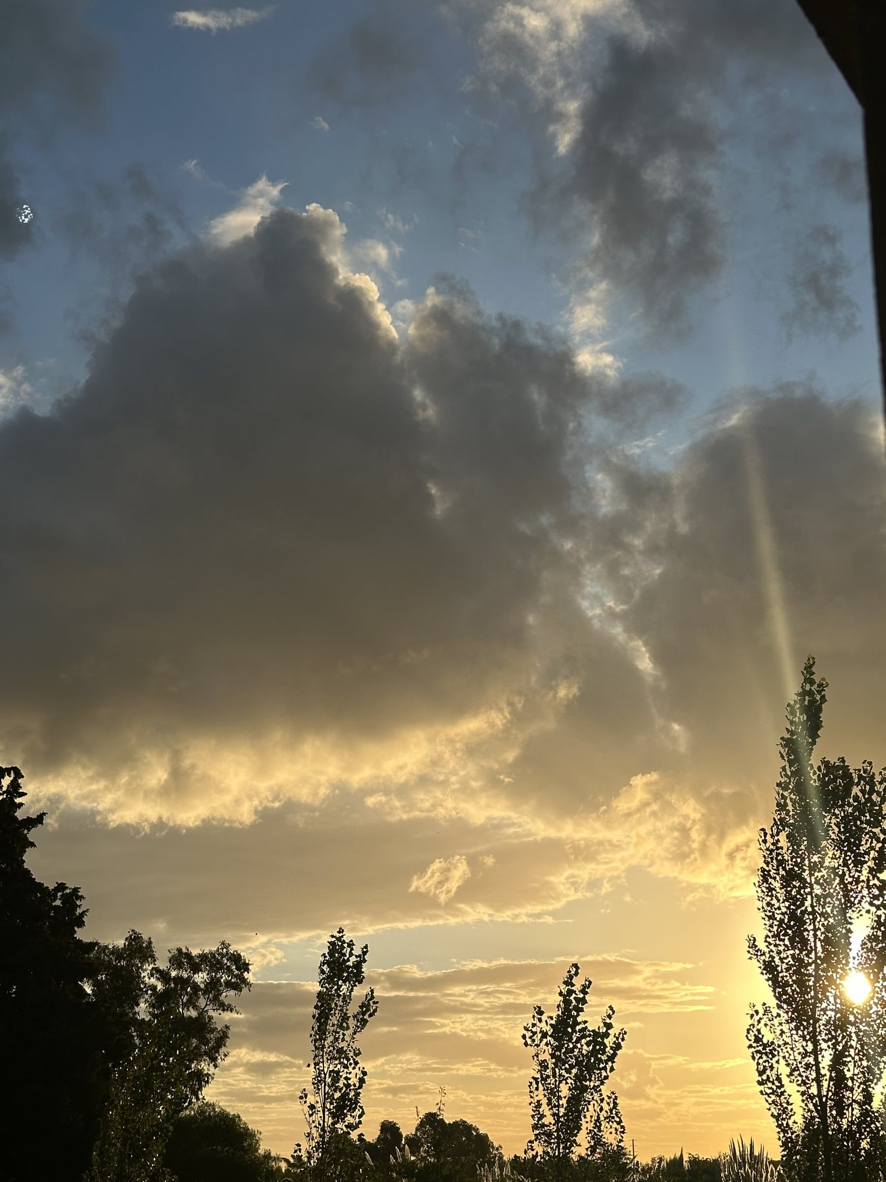 Cielo abierto con nubes al atardecer sobre City Bell